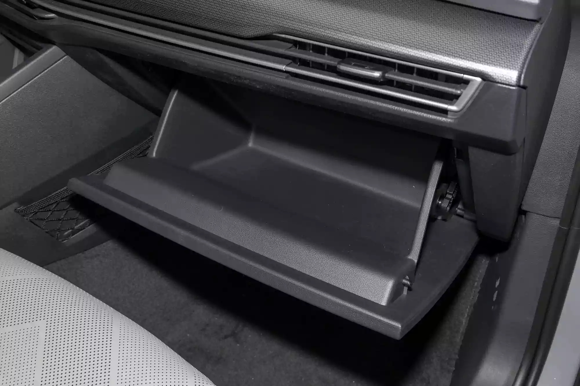 Volkswagen Golf 2025 interior-4