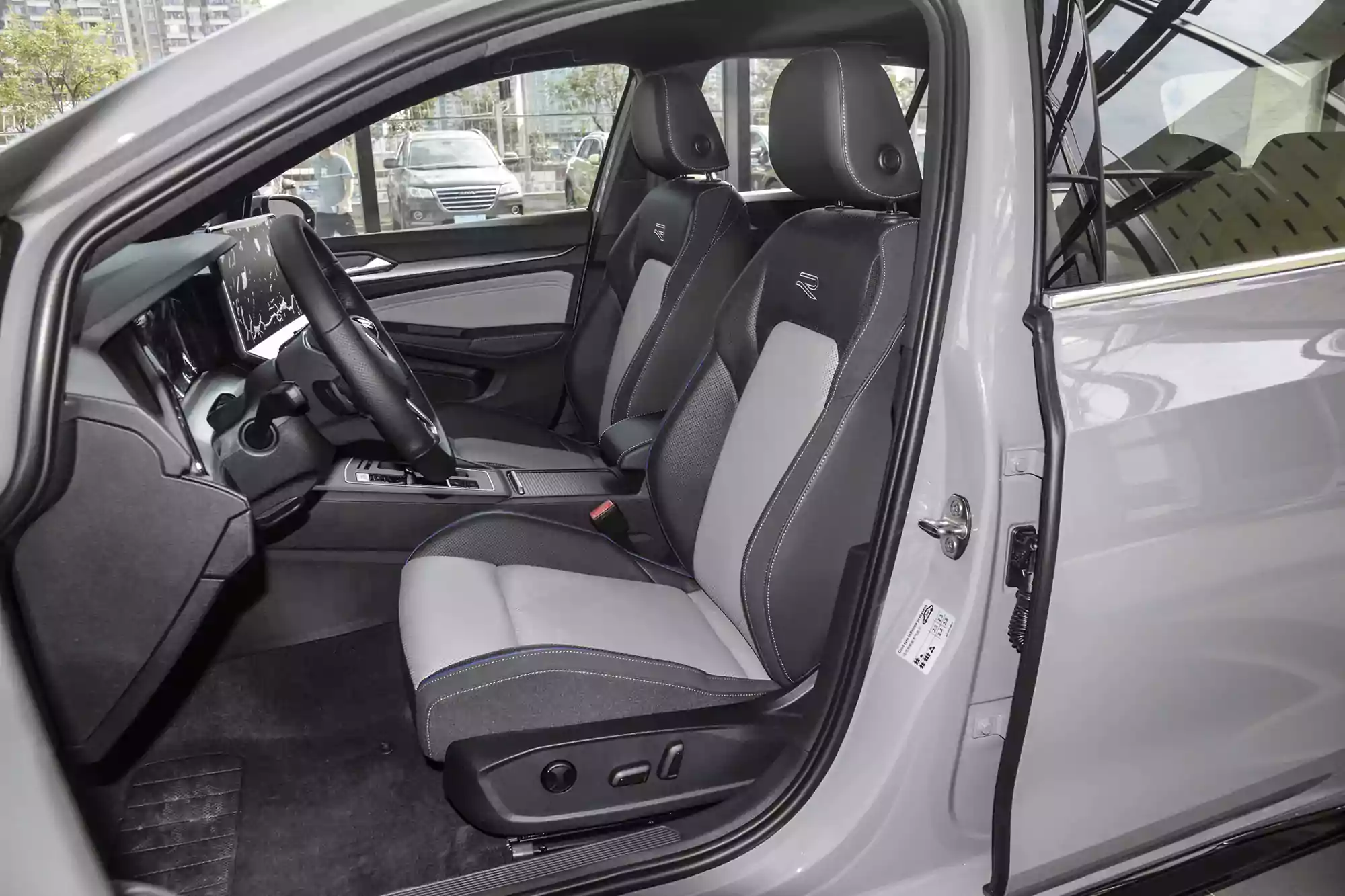 Volkswagen Golf 2025 space-1