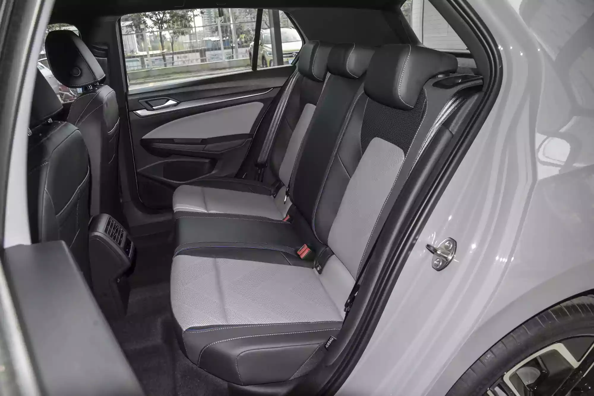 Volkswagen Golf 2025 space-2