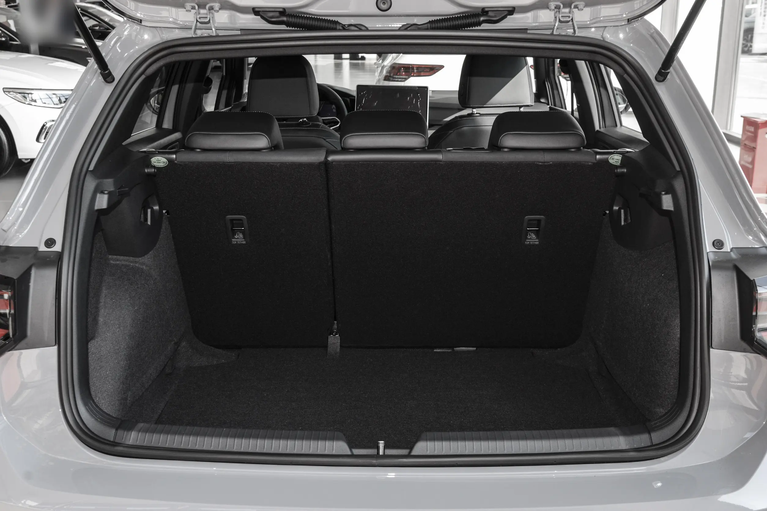 Volkswagen Golf 2025 space-4