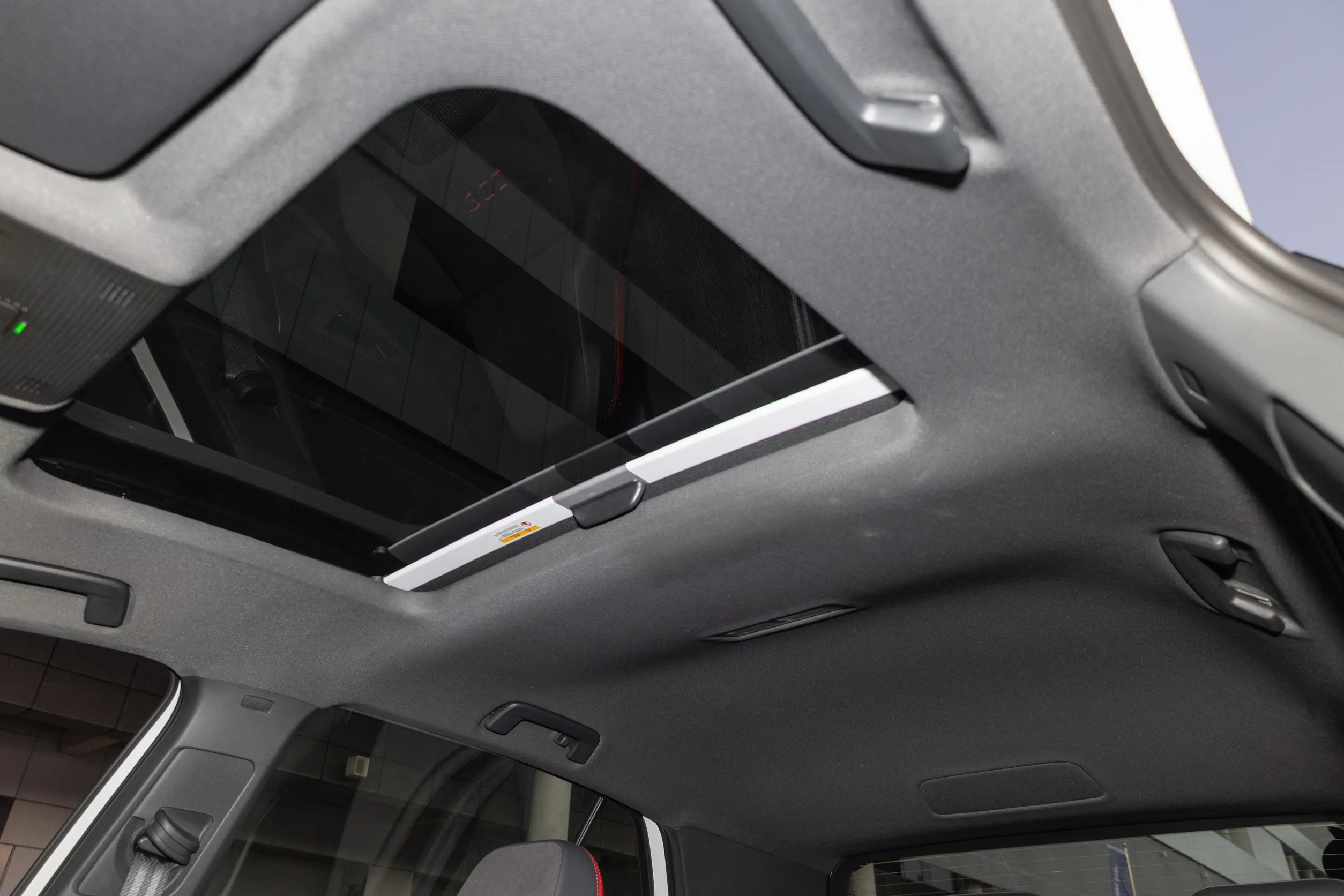 Volkswagen Golf GTI 2025 space-3