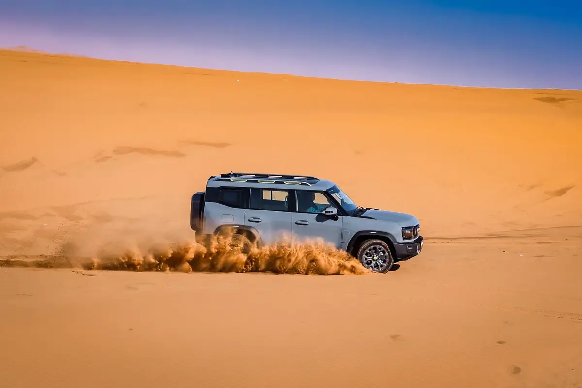 Jetour T2 hybrid driving in the desert